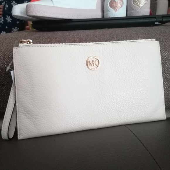 Michael Kors Handbags - MICHAEL KORS MK Jet Set Zip Clutch Wristlet Wallet